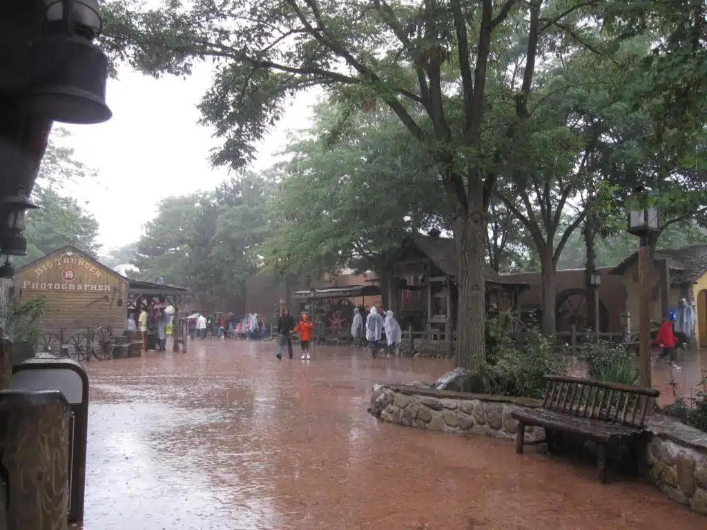 Regen in Disneyland Paris: zo overleef je een regenachtige dag!