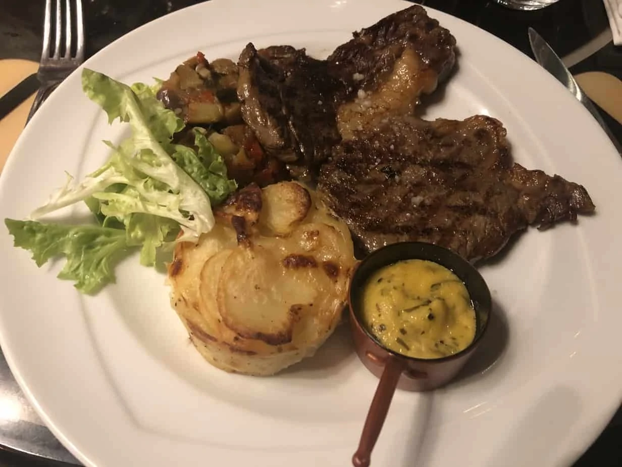 Steak in Chez Remy, een restaurant in het Walt Disney Studios Park