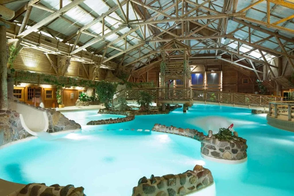 Welk hotel in Disneyland Parijs heeft een zwembad