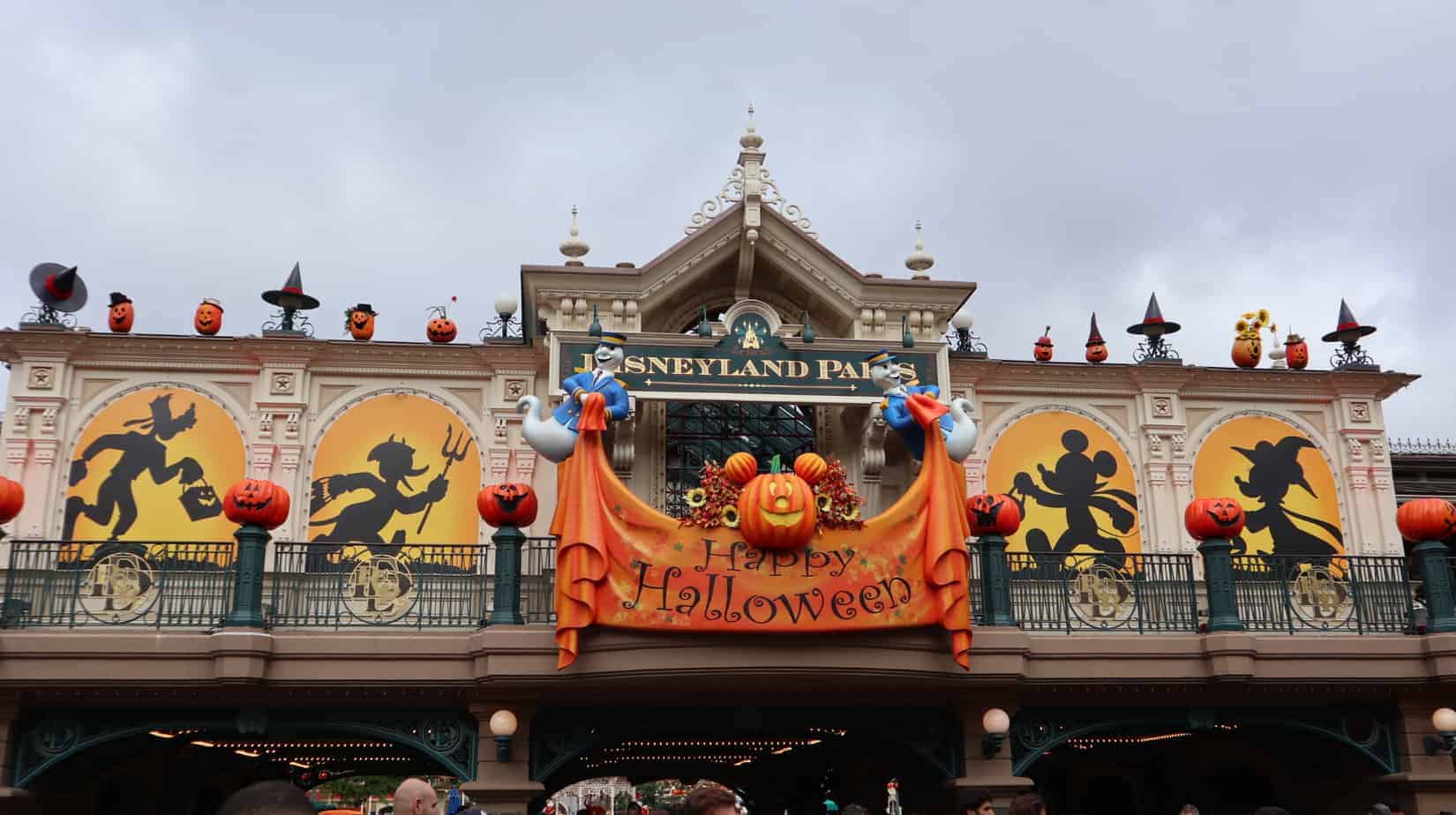 Halloween decoraties in het Disneyland Park