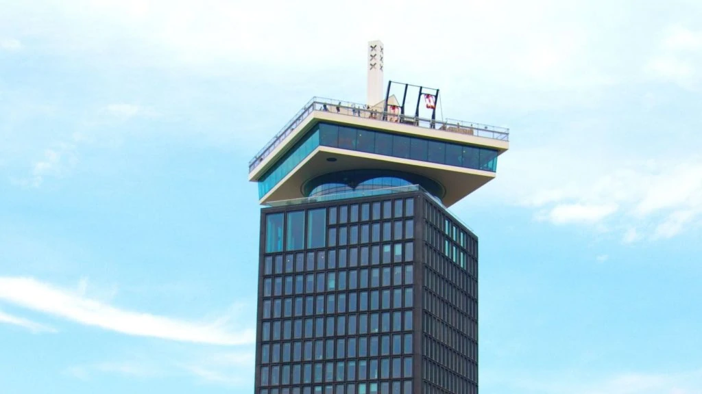 Hoe eng is de Lookout Swing op de A'DAM toren in Amsterdam?