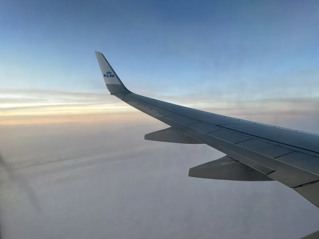 Vliegen met KLM in deze tijd: richtlijnen en hoe gaat het aan boord?