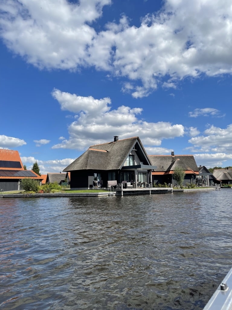 Onze vakantie naar Vakantiepark Waterstaete Ossenzijl: een eigen villa met boot!