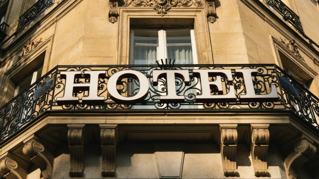 Hotel bord in Parijs