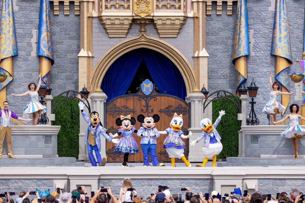 Disney figuren bij het kasteel in Magic Kingdom Park in Walt Disney World