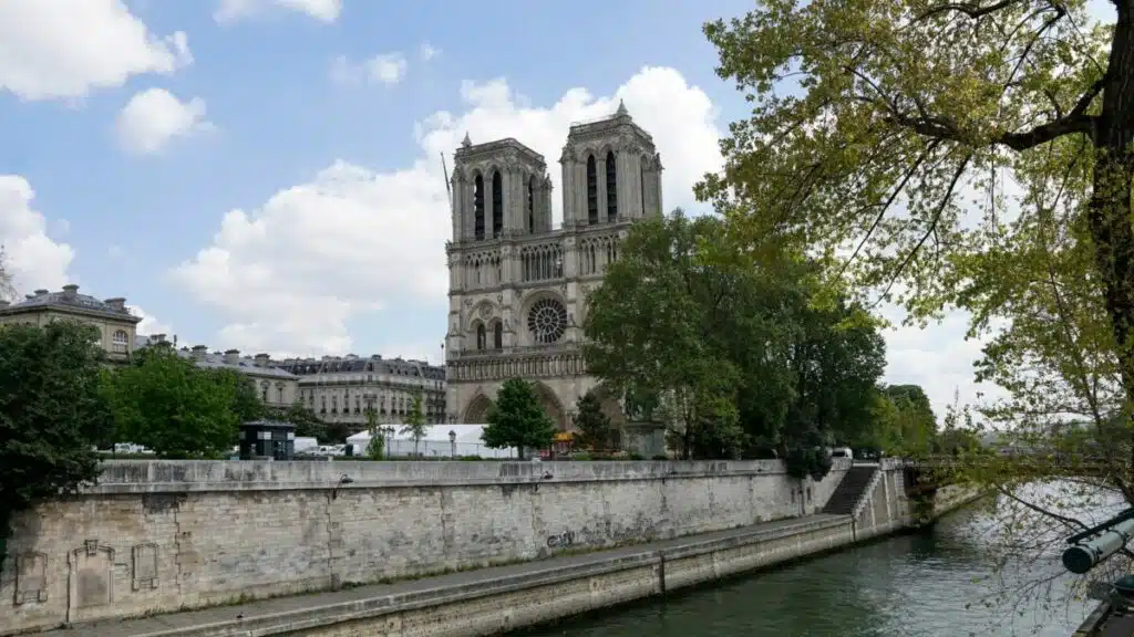 Bewonder de Notre Dame in Parijs (van een afstandje)