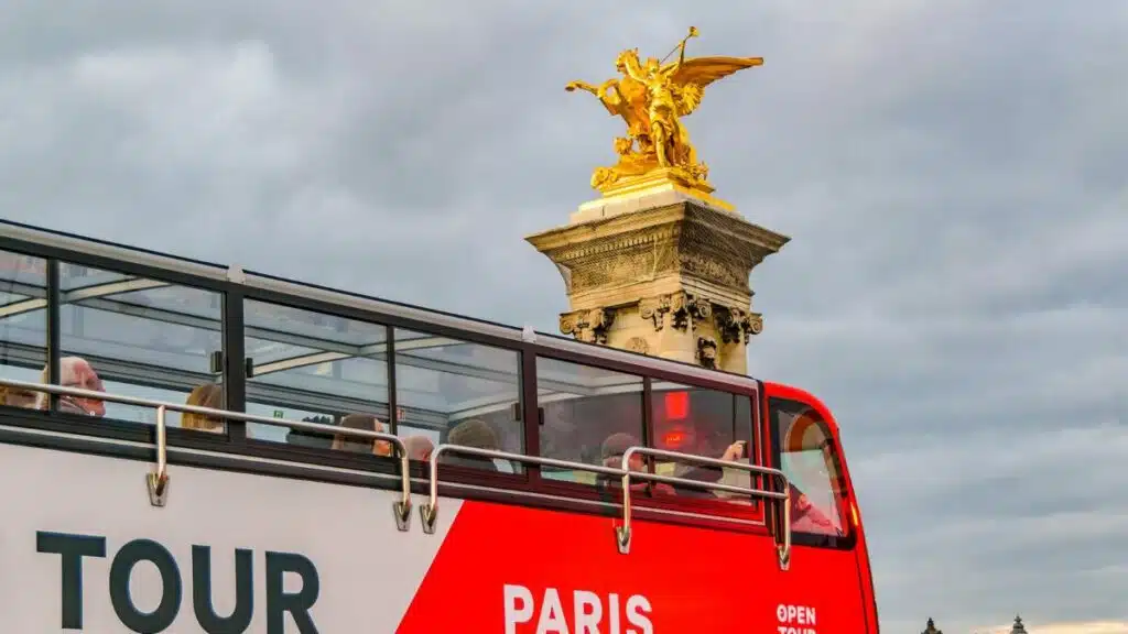 Hoe werkt een Hop on, hop off bus tour in Parijs?