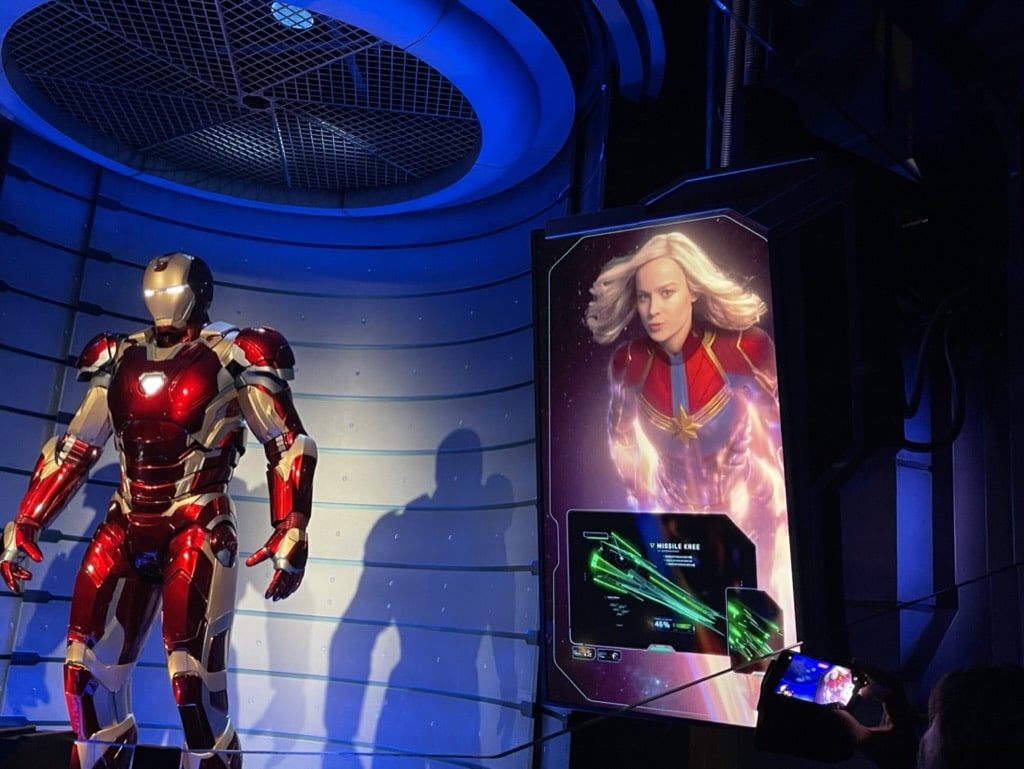Iron Man en Captain Marvel in de pre-show van Avengers Assemble Flight Force